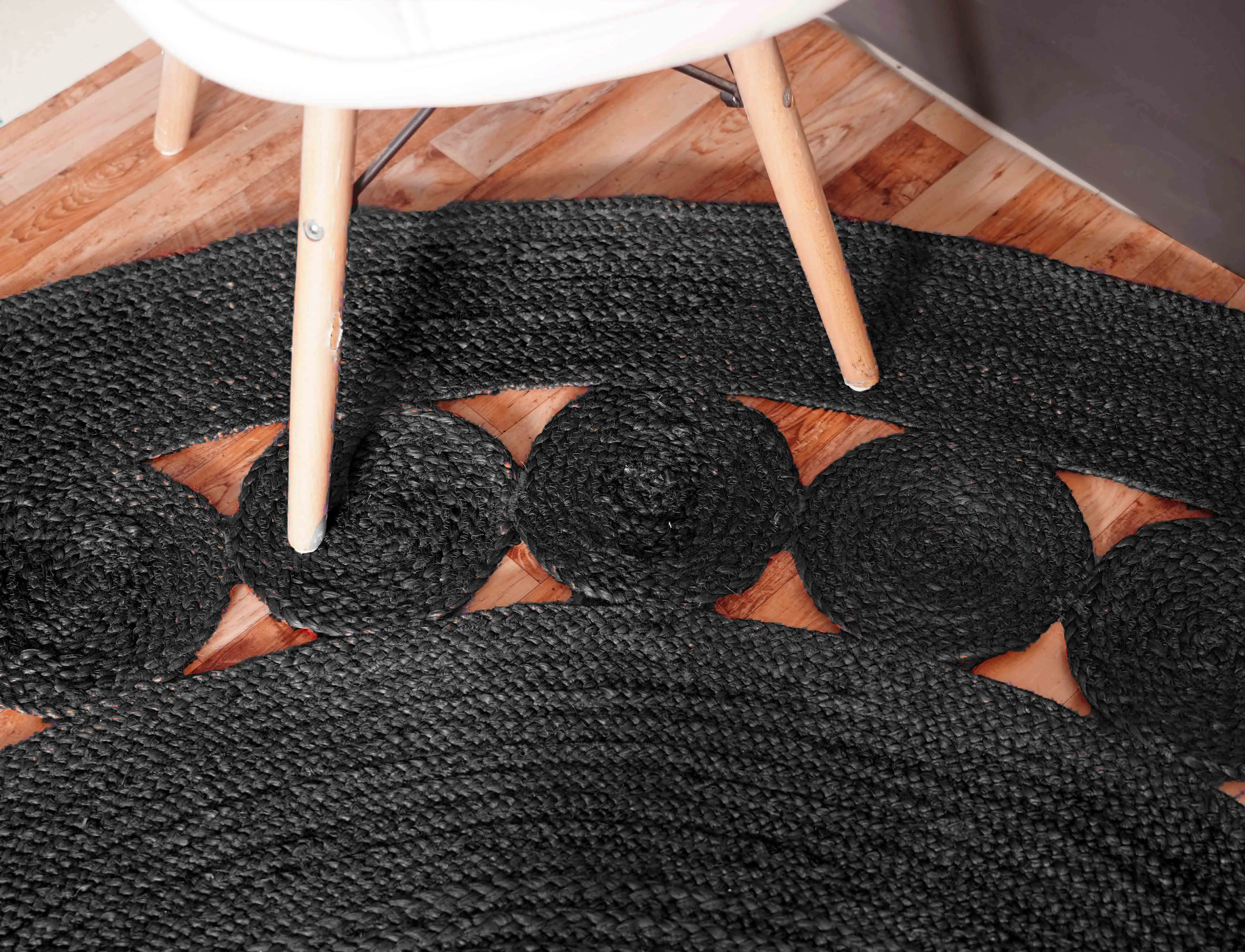 Scalloped Hand Braided Black Jute Round Rug